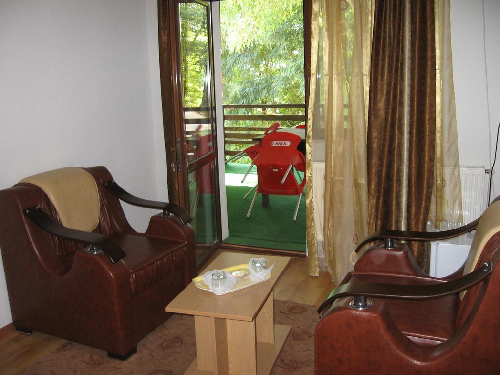 Pensiunea Pomi -Oesti Hotell Albestii Paminteni Rum bild