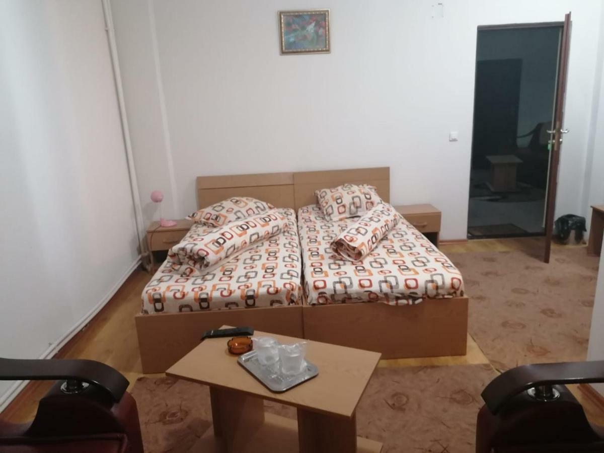Pensiunea Pomi -Oesti Hotell Albestii Paminteni Exteriör bild